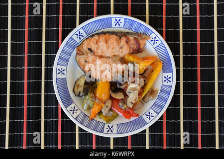 Lachs Fisch Filet mit gegrilltem Gemüse. Meeresfrüchte Teller. Stockfoto