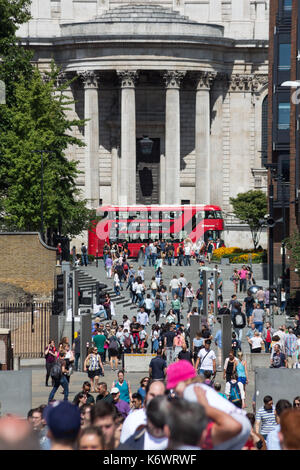Massen von Menschen und Touristen auf Schritte zwischen St Paul's Cathedral, Millennium Bridge, London, UK Stockfoto