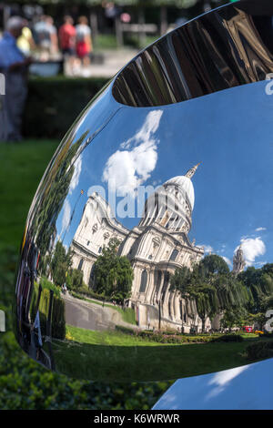Die St Paul's Kathedrale, spiegelt sich in der Skulptur London, Großbritannien Stockfoto