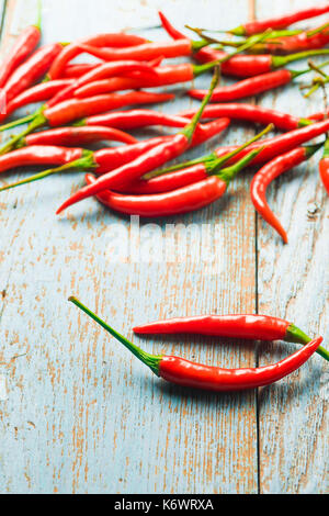 Rote Chilischote auf einem alten Holztisch blaue Farbe mit textfreiraum Platz für Text. Stockfoto