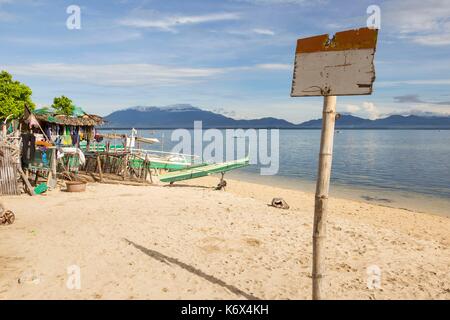 Philippinen, Palawan, Aborlan, Sombrero Island, Basketball Spielplatz am Strand Stockfoto