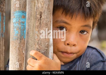 Philippinen, Palawan, Aborlan, Sombrero Island, schüchterne Junge portrait Stockfoto