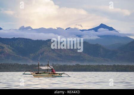 Philippinen, Palawan, Aborlan, Sombrero Insel, Fischer auf seinem Boot Stockfoto