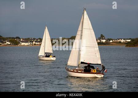 Frankreich, Morbihan, die Navigation auf dem Rade von Lorient im Segelboot Stockfoto