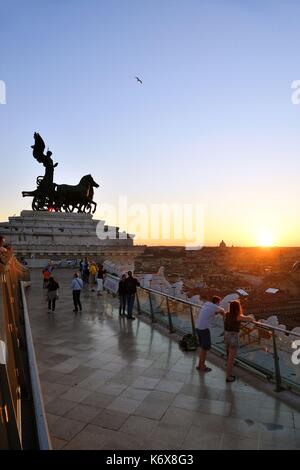 Italien, Latium, Rom, historischen Zentrum als Weltkulturerbe von der UNESCO zum Nationalen Denkmal Victor Emmanuel II oder Vittoriano auch als Altare della Patria, Museo del Risorgimento, der Italienischen Vereinigung Museum, auf der Oberseite der Quadrighe und die Terrasse mit panoramaartigem Blick auf die Stadt bekannt Stockfoto