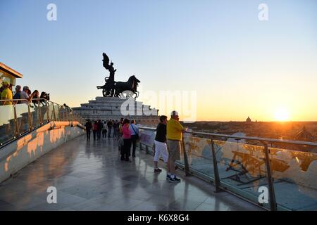 Italien, Latium, Rom, historischen Zentrum als Weltkulturerbe von der UNESCO zum Nationalen Denkmal Victor Emmanuel II oder Vittoriano auch als Altare della Patria, Museo del Risorgimento, der Italienischen Vereinigung Museum, auf der Oberseite der Quadrighe und die Terrasse mit panoramaartigem Blick auf die Stadt bekannt Stockfoto