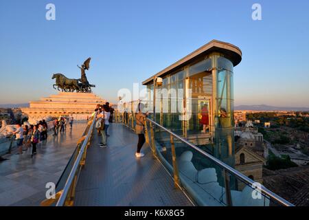 Italien, Latium, Rom, historischen Zentrum als Weltkulturerbe von der UNESCO zum Nationalen Denkmal Victor Emmanuel II oder Vittoriano auch als Altare della Patria, Museo del Risorgimento, der Italienischen Vereinigung Museum, auf der Oberseite der Quadrighe und die Terrasse mit panoramaartigem Blick auf die Stadt bekannt Stockfoto