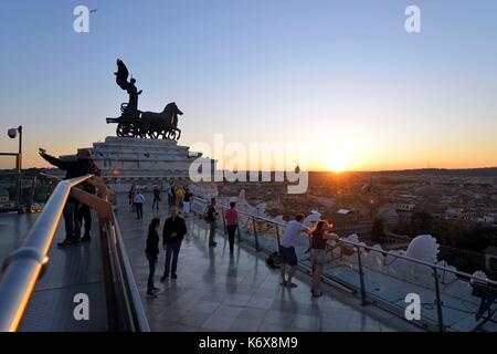 Italien, Latium, Rom, historischen Zentrum als Weltkulturerbe von der UNESCO zum Nationalen Denkmal Victor Emmanuel II oder Vittoriano auch als Altare della Patria, Museo del Risorgimento, der Italienischen Vereinigung Museum, auf der Oberseite der Quadrighe und die Terrasse mit panoramaartigem Blick auf die Stadt bekannt Stockfoto