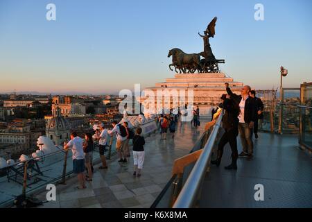 Italien, Latium, Rom, historischen Zentrum als Weltkulturerbe von der UNESCO zum Nationalen Denkmal Victor Emmanuel II oder Vittoriano auch als Altare della Patria, Museo del Risorgimento, der Italienischen Vereinigung Museum, auf der Oberseite der Quadrighe und die Terrasse mit panoramaartigem Blick auf die Stadt bekannt Stockfoto