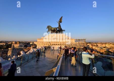 Italien, Latium, Rom, historischen Zentrum als Weltkulturerbe von der UNESCO zum Nationalen Denkmal Victor Emmanuel II oder Vittoriano auch als Altare della Patria, Museo del Risorgimento, der Italienischen Vereinigung Museum, auf der Oberseite der Quadrighe und die Terrasse mit panoramaartigem Blick auf die Stadt bekannt Stockfoto