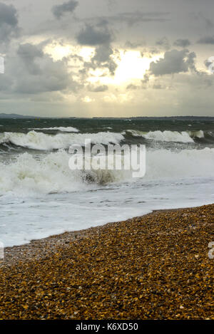 Windige wetter Hengistbury Head, Christchurch, Dorset, Großbritannien als Sturm Ansätze. Stockfoto