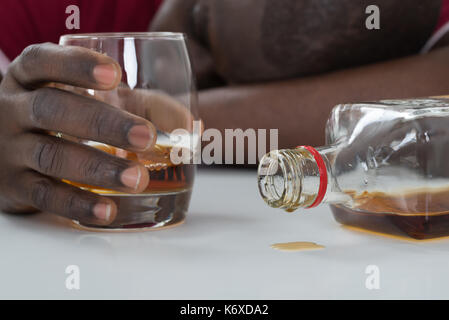 In der Nähe von des Menschen Hand Glas Whisky Stockfoto