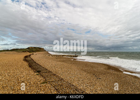 Windige wetter Hengistbury Head, Christchurch, Dorset, Großbritannien als Sturm Ansätze. Stockfoto