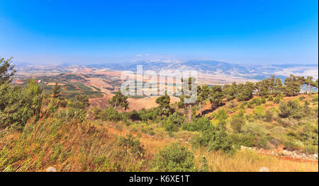 Berglandschaft. Malerischer Blick auf Hula Tal, im Norden Israels. Sommer. Stockfoto