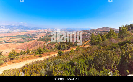 Berglandschaft. Malerischer Blick auf Hula Tal, im Norden Israels. Sommer. Stockfoto