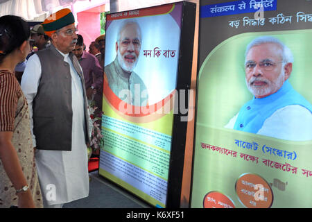 Kolkata, Indien. 13 Sep, 2017. Union Minister für parlamentarische Angelegenheiten, Wasserressourcen, Fluss Entwicklung und Ganga Verjüngung, Arjun Ram Meghwal eine Ausstellung zu 75 Jahre "Quit India"-Bewegung am 13. September gedenken einzuweihen, 2017 in Kalkutta. Credit: Saikat Paul/Pacific Press/Alamy leben Nachrichten Stockfoto