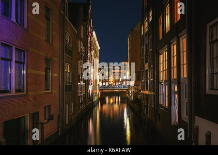 Schmalen Kanal in der Altstadt von Amsterdam am Abend Stockfoto