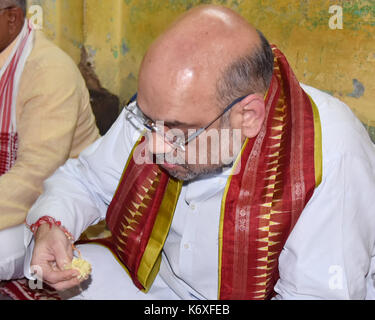 Kolkata, Indien. 13 Sep, 2017. Bharatiya Janta Party Präsident Amit Shah nimmt sein Mittagessen in seiner Partei Arbeiter Haus in Cossipore, Kolkata. Bharatiya Janta Party Nationaler Präsident Amit Shah Besuche seiner Partei Arbeiter Haus bei Cossipore am 13. September 2017 in Kalkutta. Credit: Saikat Paul/Pacific Press/Alamy leben Nachrichten Stockfoto