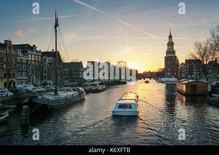 Amsterdam, Niederlande - Januar 5, 2017: Blick auf den Kanal Oudeschans bei Sonnenuntergang im Zentrum von Amsterdam. Stockfoto