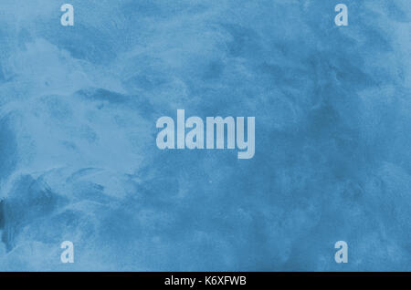 Eine gemalte abstrakt hintergrund Textur in unterschiedlichen Schattierungen von Hellblau bis Mitte, was die Bewegung von Wasser, Wolken oder Nebel. Stockfoto