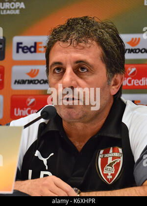 Kiew, Ukraine. 13 Sep, 2017. Skenderbeu Korca Haupttrainer Ilir Daja während einer Pressekonferenz vor dem Spiel mit dem FC Dynamo Kiew in der UEFA Europa League an der Olimpiyskiy Stadion in Kiew Quelle: Alexandr Gusew/Pacific Press/Alamy leben Nachrichten Stockfoto