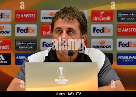 Kiew, Ukraine. 13 Sep, 2017. Skenderbeu Korca Haupttrainer Ilir Daja während einer Pressekonferenz vor dem Spiel mit dem FC Dynamo Kiew in der UEFA Europa League an der Olimpiyskiy Stadion in Kiew Quelle: Alexandr Gusew/Pacific Press/Alamy leben Nachrichten Stockfoto