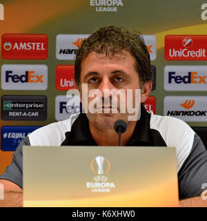 Kiew, Ukraine. 13 Sep, 2017. Skenderbeu Korca Haupttrainer Ilir Daja während einer Pressekonferenz vor dem Spiel mit dem FC Dynamo Kiew in der UEFA Europa League an der Olimpiyskiy Stadion in Kiew Quelle: Alexandr Gusew/Pacific Press/Alamy leben Nachrichten Stockfoto