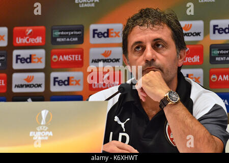 Kiew, Ukraine. 13 Sep, 2017. Skenderbeu Korca Haupttrainer Ilir Daja während einer Pressekonferenz vor dem Spiel mit dem FC Dynamo Kiew in der UEFA Europa League an der Olimpiyskiy Stadion in Kiew Quelle: Alexandr Gusew/Pacific Press/Alamy leben Nachrichten Stockfoto