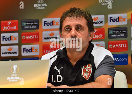 Kiew, Ukraine. 13 Sep, 2017. Skenderbeu Korca Haupttrainer Ilir Daja während einer Pressekonferenz vor dem Spiel mit dem FC Dynamo Kiew in der UEFA Europa League an der Olimpiyskiy Stadion in Kiew Quelle: Alexandr Gusew/Pacific Press/Alamy leben Nachrichten Stockfoto