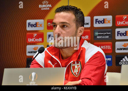 Kiew, Ukraine. 13 Sep, 2017. Skenderbeu Korca Torwart Orges Shehi während einer Pressekonferenz vor dem Spiel mit dem FC Dynamo Kiew in der UEFA Europa League an der Olimpiyskiy Stadion in Kiew Quelle: Alexandr Gusew/Pacific Press/Alamy leben Nachrichten Stockfoto