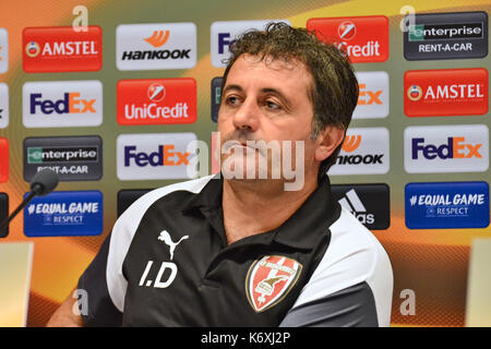 Kiew, Ukraine. 13 Sep, 2017. Skenderbeu Korca Haupttrainer Ilir Daja während einer Pressekonferenz vor dem Spiel mit dem FC Dynamo Kiew in der UEFA Europa League an der Olimpiyskiy Stadion in Kiew Quelle: Alexandr Gusew/Pacific Press/Alamy leben Nachrichten Stockfoto