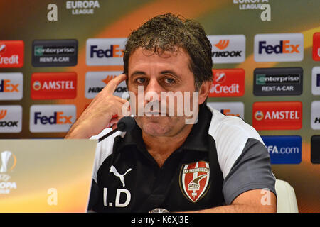Kiew, Ukraine. 13 Sep, 2017. Skenderbeu Korca Haupttrainer Ilir Daja während einer Pressekonferenz vor dem Spiel mit dem FC Dynamo Kiew in der UEFA Europa League an der Olimpiyskiy Stadion in Kiew Quelle: Alexandr Gusew/Pacific Press/Alamy leben Nachrichten Stockfoto