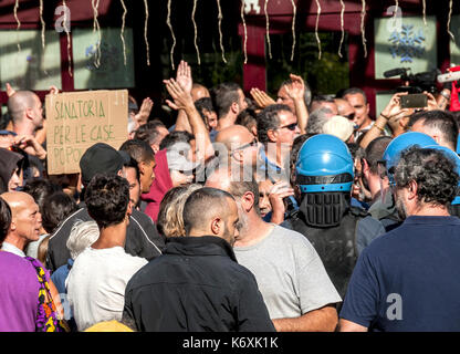 Rom, Italien. 13 Sep, 2017. Auseinandersetzungen zwischen Antifaschisten und den rechtsextremen Aktivisten von CasaPound an Tiburtino III während der außerordentlichen Gemeinderat auf Antrag der rechtsextremen CasaPound Mitglieder über die Zukunft des Roten Kreuzes in der Via del Frantoio, denen das Recht will zu schließen einberufen. Der Rat wurde zunächst ausgesetzt und dann abgebrochen. Credit: Patrizia Cortellesa/Pacific Press/Alamy leben Nachrichten Stockfoto