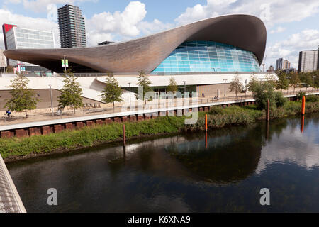 Blick auf die London Aquatics Center, in der Queen Elizabeth Olympic Park, Stratford, London Stockfoto