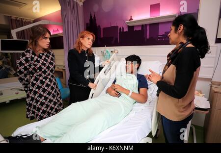 Die Herzogin von York, Sarah Ferguson (Mitte) und ihre Tochter Prinzessin Eugenie (links) sprechen Sie mit 16 Jahre alten Rohan Ingley aus North Wales bei einem Besuch der Teenage Cancer Trust Bezirk am Alder Hey Hospital, Liverpool. Stockfoto