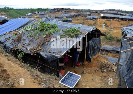 Die COZ BAZER, BANGLADESCH - September 11, 2017: Mitglieder der Myanmar muslimische Rohingya Minderheit gebaut, shift Zelt auf einem Hügel am Ukihya in Cox's Bazer, Stockfoto