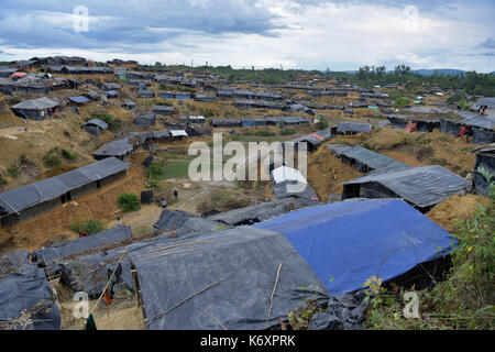 Die COZ BAZER, BANGLADESCH - September 11, 2017: Mitglieder der Myanmar muslimische Rohingya Minderheit gebaut, shift Zelt auf einem Hügel am Ukihya in Cox's Bazer, Stockfoto