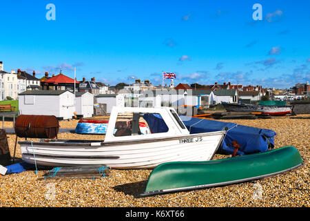 Boote auf Walmer Strandpromenade - September Stockfoto