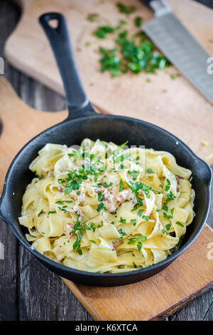 Pappardelle mit Pilzen Stockfoto