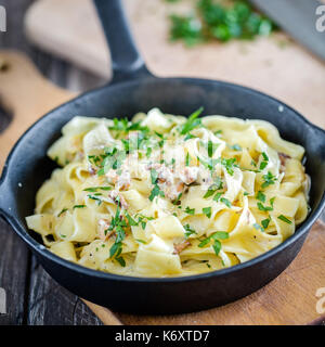 Pappardelle mit Pilzen Stockfoto