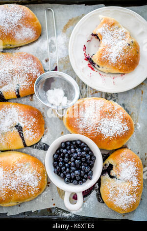 Frisch gebackene Brötchen mit Heidelbeere Konfitüre gefüllt Stockfoto