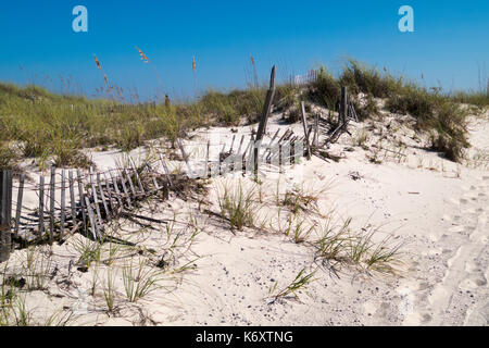 Sand Drift Control auf einer Düne zum Strand führt in Gulf Shores AL. Stockfoto