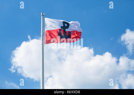 Polnische Flagge mit dem Symbol der polnischen Kämpfen. Symbol der Warschauer Aufstand von 1944 Stockfoto