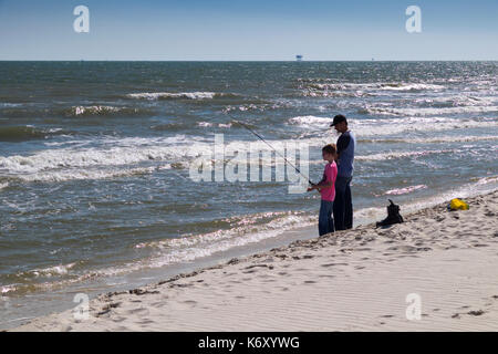 Vater und Sohn surfen Fischen im Golf von Mexiko am Golf Shores, Alabama am Tag nach dem Hurrikan Irma Florida schlug. Stockfoto