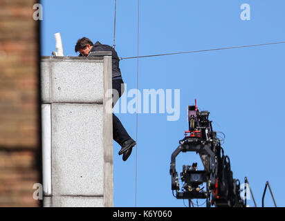 Tom Cruise springt zwischen zwei Gebäuden in einer Szene aus dem neuen Mission Impossible Film der 55-jährige Aktion Mann während eines großen Gebäudes verletzt wurde - springen Stunt auf dem Satz der Blockbuster in London am Sonntag (13. Aug. 17) -, die auf der Kamera gefangen wurde. Kreuzfahrt erschien seine Markierung beim Springen von der Konstruktion Rigging auf ein Gebäude in der Nähe zu verpassen, und knallte gegen die Wand. Nach oben Klettern, um die Wand zu seinen Füßen, der Film star humpelte für ein paar Meter und dann stürzte vor der Filmcrew. Die Dreharbeiten unterbrochen wurde, als Tom wurde von Mitgliedern der am Set Safety Team überprüft. Die Aufnahmen Stockfoto