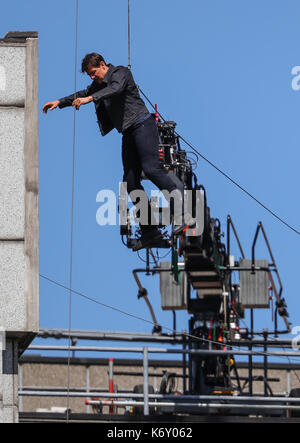 Tom Cruise springt zwischen zwei Gebäuden in einer Szene aus dem neuen Mission Impossible Film der 55-jährige Aktion Mann während eines großen Gebäudes verletzt wurde - springen Stunt auf dem Satz der Blockbuster in London am Sonntag (13. Aug. 17) -, die auf der Kamera gefangen wurde. Kreuzfahrt erschien seine Markierung beim Springen von der Konstruktion Rigging auf ein Gebäude in der Nähe zu verpassen, und knallte gegen die Wand. Nach oben Klettern, um die Wand zu seinen Füßen, der Film star humpelte für ein paar Meter und dann stürzte vor der Filmcrew. Die Dreharbeiten unterbrochen wurde, als Tom wurde von Mitgliedern der am Set Safety Team überprüft. Die Aufnahmen Stockfoto