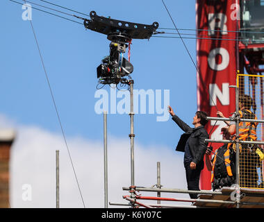 Tom Cruise springt zwischen zwei Gebäuden in einer Szene aus dem neuen Mission Impossible Film der 55-jährige Aktion Mann während eines großen Gebäudes verletzt wurde - springen Stunt auf dem Satz der Blockbuster in London am Sonntag (13. Aug. 17) -, die auf der Kamera gefangen wurde. Kreuzfahrt erschien seine Markierung beim Springen von der Konstruktion Rigging auf ein Gebäude in der Nähe zu verpassen, und knallte gegen die Wand. Nach oben Klettern, um die Wand zu seinen Füßen, der Film star humpelte für ein paar Meter und dann stürzte vor der Filmcrew. Die Dreharbeiten unterbrochen wurde, als Tom wurde von Mitgliedern der am Set Safety Team überprüft. Die Aufnahmen Stockfoto