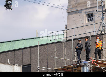 Tom Cruise springt zwischen zwei Gebäuden in einer Szene aus dem neuen Mission Impossible Film der 55-jährige Aktion Mann während eines großen Gebäudes verletzt wurde - springen Stunt auf dem Satz der Blockbuster in London am Sonntag (13. Aug. 17) -, die auf der Kamera gefangen wurde. Kreuzfahrt erschien seine Markierung beim Springen von der Konstruktion Rigging auf ein Gebäude in der Nähe zu verpassen, und knallte gegen die Wand. Nach oben Klettern, um die Wand zu seinen Füßen, der Film star humpelte für ein paar Meter und dann stürzte vor der Filmcrew. Die Dreharbeiten unterbrochen wurde, als Tom wurde von Mitgliedern der am Set Safety Team überprüft. Die Aufnahmen Stockfoto