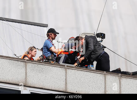 Tom Cruise springt zwischen zwei Gebäuden in einer Szene aus dem neuen Mission Impossible Film der 55-jährige Aktion Mann während eines großen Gebäudes verletzt wurde - springen Stunt auf dem Satz der Blockbuster in London am Sonntag (13. Aug. 17) -, die auf der Kamera gefangen wurde. Kreuzfahrt erschien seine Markierung beim Springen von der Konstruktion Rigging auf ein Gebäude in der Nähe zu verpassen, und knallte gegen die Wand. Nach oben Klettern, um die Wand zu seinen Füßen, der Film star humpelte für ein paar Meter und dann stürzte vor der Filmcrew. Die Dreharbeiten unterbrochen wurde, als Tom wurde von Mitgliedern der am Set Safety Team überprüft. Die Aufnahmen Stockfoto