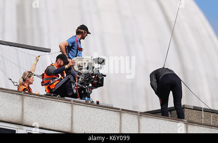 Tom Cruise springt zwischen zwei Gebäuden in einer Szene aus dem neuen Mission Impossible Film der 55-jährige Aktion Mann während eines großen Gebäudes verletzt wurde - springen Stunt auf dem Satz der Blockbuster in London am Sonntag (13. Aug. 17) -, die auf der Kamera gefangen wurde. Kreuzfahrt erschien seine Markierung beim Springen von der Konstruktion Rigging auf ein Gebäude in der Nähe zu verpassen, und knallte gegen die Wand. Nach oben Klettern, um die Wand zu seinen Füßen, der Film star humpelte für ein paar Meter und dann stürzte vor der Filmcrew. Die Dreharbeiten unterbrochen wurde, als Tom wurde von Mitgliedern der am Set Safety Team überprüft. Die Aufnahmen Stockfoto